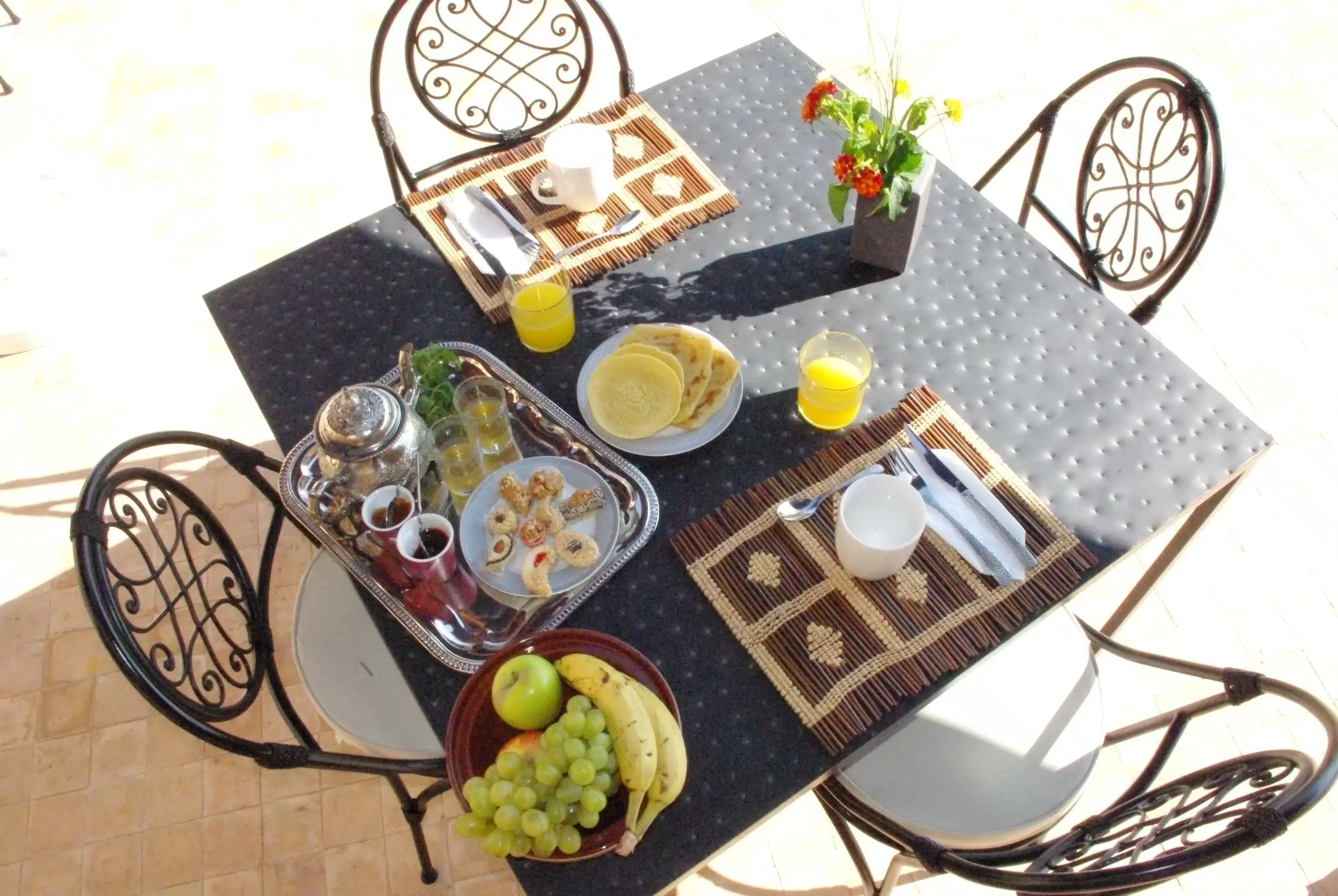 Photo-petit-dejeuner-sur-table-scaled Notre table  